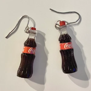 Coca Cola Örhängen - Ett par coca cola örhängen