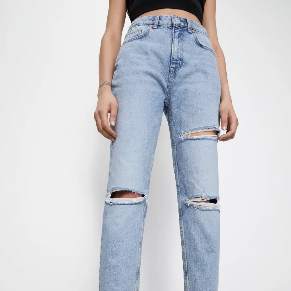 Snygga slutsålda jeans från zara med hål. Bra skick använda 1-2 gånger. Sitter super snyggt på. (Kontakta för fler bilder) Köpare står för frakt 66kr💙💙💙💙💙💙💙. Jeans & Byxor.