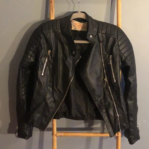 Läderjacka  - Läderjacka från Chiquelle i storlek 36. I mycket bra skick. 