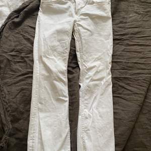 Fina vita jeans från Mango!