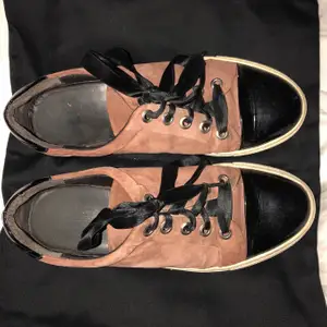 Säljer dessa Billi Bi sneakers, köpta på Åhléns i Stockholm för ca 2,5 år sedan. Inte använda speciellt mycket sen dess då jag har andra skor jag föredrar! Några defekter men inget man tänker på i mina ögon :) Passar mellan 39-40 i storlek! 