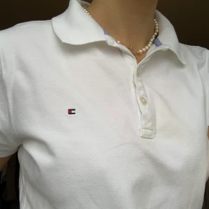 Vit hilfiger polo  - Superfin vit polo-tröja i storlek M (se passform på bild, jag är storlek S). Jag får tyvärr inte den använt då jag har två ”likadana”.  Nypris 800 kr. 💞 köparen står för frakten men jag möter även upp i Lund💞 