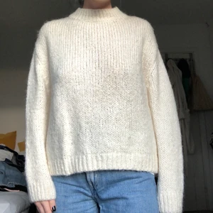 Stickad tröja från Zara - Supermysig stickad tröja från Zara i färgen krämvit. Inget att anmärka. 