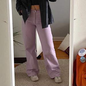 Säljer mina älskade pastell lila jeans från monki i modellen ”Yoko” ☺️. Sitter perfekt men behöver bli av med lite jeans och säljer därför. Skitsnygga med en skinnjacka eller ett vanligt linne! 💕 bra skick! Köpta för 400kr 