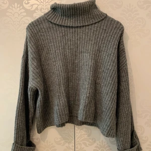 grå stickad  - köpt på gina tricot! tröjan ska egentligen vara croppad, men ville ha en ”normal” passform och köpte i stl l (är vanligtvis en s). köparen står för frakten :) 