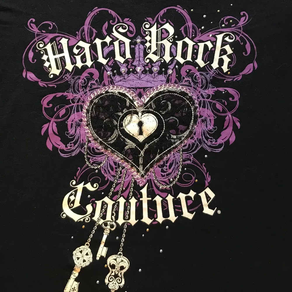 Så snygg Hard Rock Couture t-shirt som tyvärr inte kommer till användning hos mig💜😪 Perfekt skick! Storlek L, men skulle säga att den är mer av en M. Passar även bra på mig som har S, och kan passa XS för en mer oversized look. Hör av dig om du har frågor eller är intresserad 🥰. T-shirts.