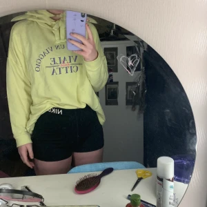 Neongul huvtröja - En neongul huvtröja med tryck på framsidan ifrån pull & bear💛 Köpt för ett år sedan ungefär men bara legat i garderoben. Storlek S. Inga skador mm. Köparen står för frakten