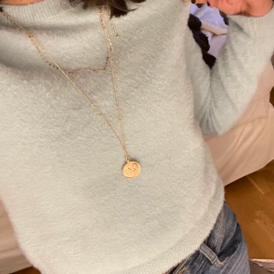 Pull and bear - Mjuk och skön tröja men kommer inte till användning. Har aldrig användt och är precis som ny. Den är ljusblå