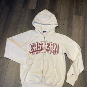 Vintage Champion hoodie  - Vintage Champion sweatshirt i storlek S. Fint skick, fitpic kan ordnas! Klicka in på profilen för massvis med andra vintage tröjor! 🙏🏻