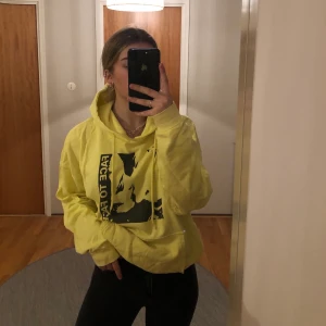 Hoodie - Riktigt ball gul hoodie med tryck. Väldigt skön och är i bra skick. Från carlings. Frakt ingår i priset.
