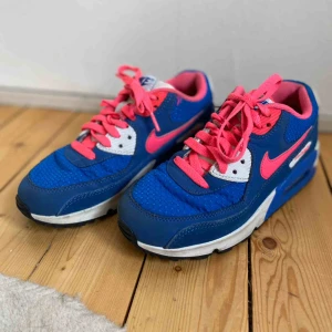  - Air Max 90 skor från Nike i storlek 36! Använda men ändå i bra skick. Hör av er om ni vill ha mer bilder! Köparen står för frakt 🥰🥰 