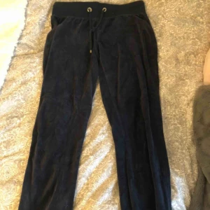  - Mörkblåa velour mjukisbyxor med gulddetaljer💕 Använt många gånger och säljer pga att de är för små för mig🥰 Alla plagg tvättas innan de fraktas och köparen står för frakten
