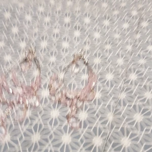 Er roar diamantörhängen. - De här et t par diamantörhängen som är hängande dem är typ ljus rosa, nästa helt oanvända me den är kokade i vårt vatten flera gånger.