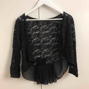  - Jättefin kofta i spets. Inköpt utomlands. Frakt 39kr🌿