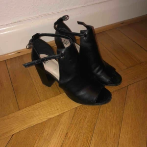 Skor  - Använda 2 gånger. Frakt ingår 