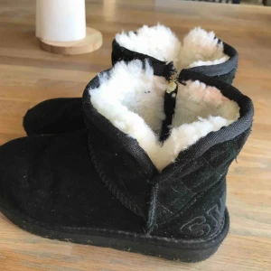  - Ett par varma vinter skor från märket Svea. Man fryser nästan aldrig i dom! 200kr inklusive frakt😃