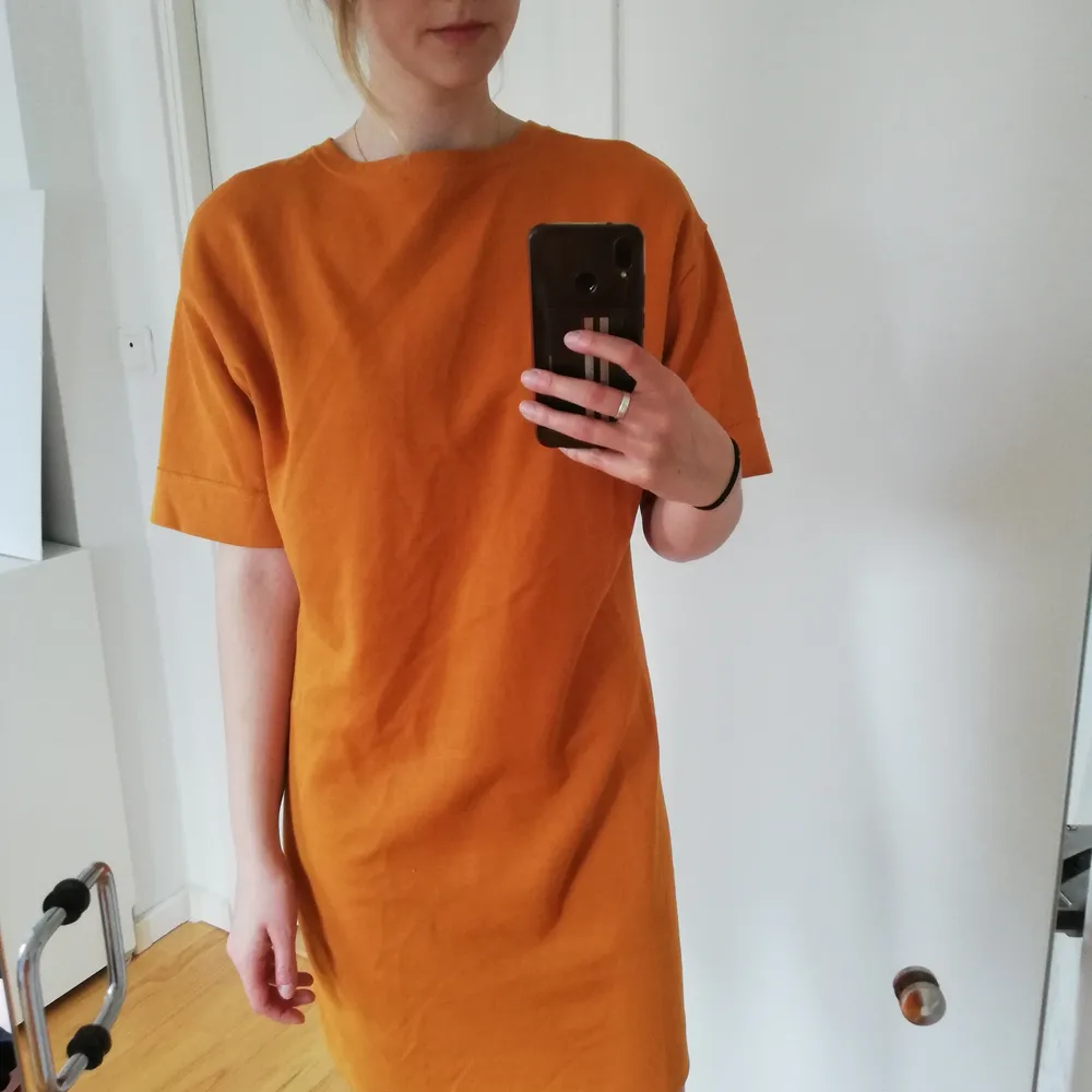 Mysig oversized orange klänning från Zara, strl S. Använd ett fåtal gånger. . Klänningar.