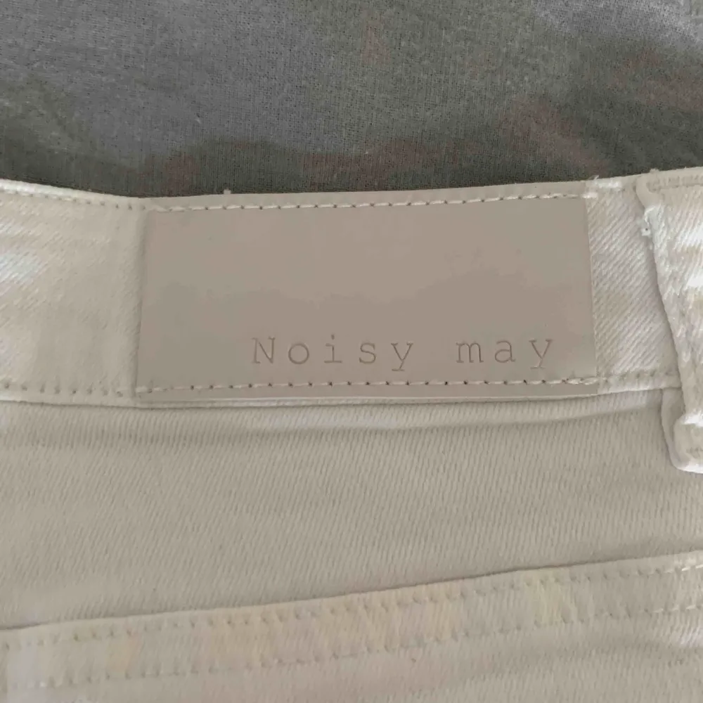 Superfina vita jeansshorts från Noisy May! Köpta för massa år sedan men knappt använda! . Shorts.