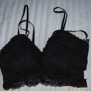  - 2 st bralette-bh från H&M som är oanvända och säljs på grund av att dem är för små. Dessa är i storlek 40 men som sagt små i storleken.   Kan säljas för sig eller tillsammans.  