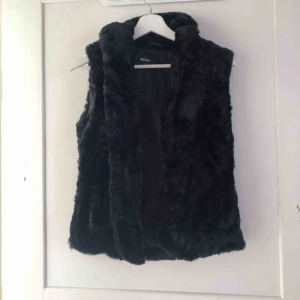  - Säljer denna fina Teddy väst. Frakt tillkommer❤️