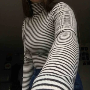  - Jättefin, randig polotröja! Bra skick.