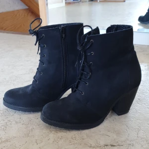 Bianco footwear mocka str 38 - Sköna skor i mocka. Använda men hela och rena. Snörning fram och dragkedja på insidan. Frakt inkluderad i priset och jag finns i Göteborg med Swish!