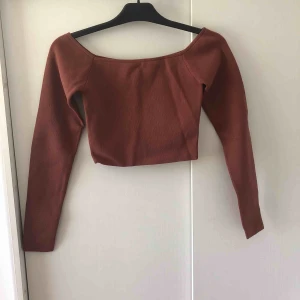  - En långärmad croptop som är off-shoulder från Missguided. Har använt den en gång. Har ingen bild på mig i denna tröjan, men hittade en bild på nätet. Hoppas det duger.   Frakt ingår inte, köper står för frakten.