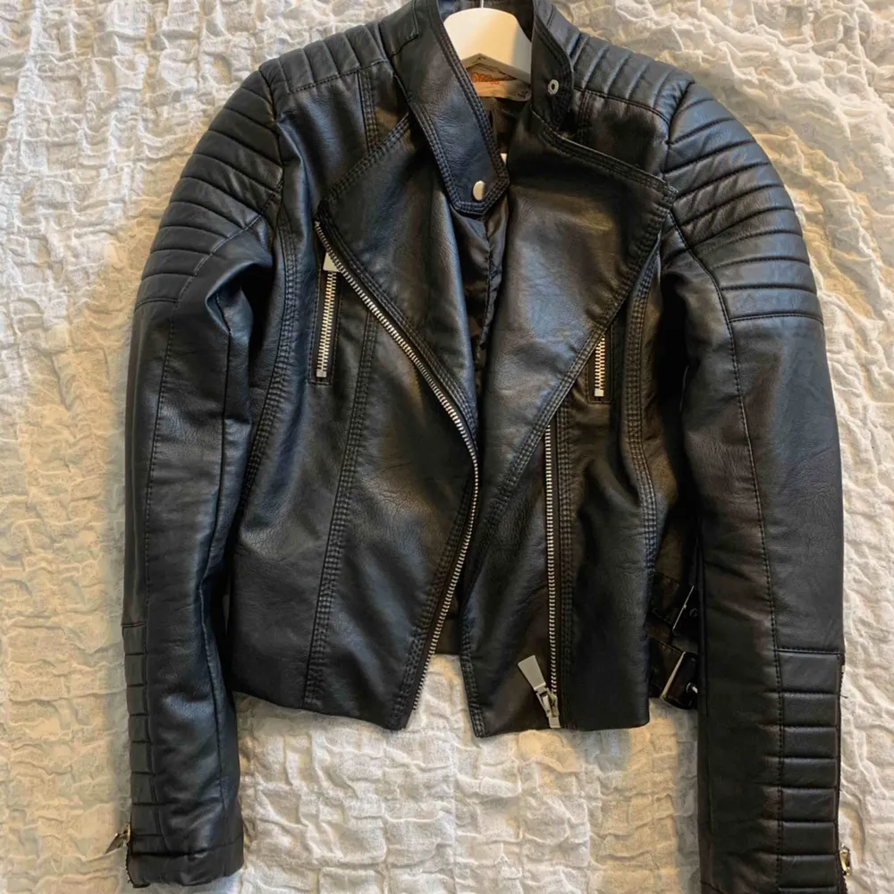 Chiquelle Moto jacket. Svart med detaljer. Bra skick inte använt den mycket Nypris 699kr säljer för 300kr  Köparen står för frakten . Jackor.