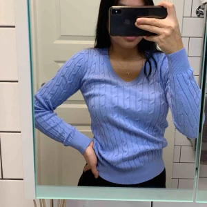  - V ringad ljusblå kabelstickad tröja från Gant i storlek XS.  Jättefin blå fräsch färg💎 ALDRIG använd, som ny!!   Köparen står för fraktkostnaden (59kr)💝 Vid upphämtning tar jag endast swisch💞