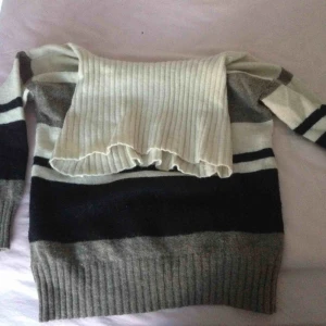  - En lite oversized stickad tröja för mig som vanligtvis har S. Jättehärlig. Knappt använd. Nypris 499 kr 