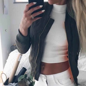  - FRAKT INGÅR I PRISET! 🥳 Mörkgrön bomberjacka 🌿Skriv för fler bilder! 🌟