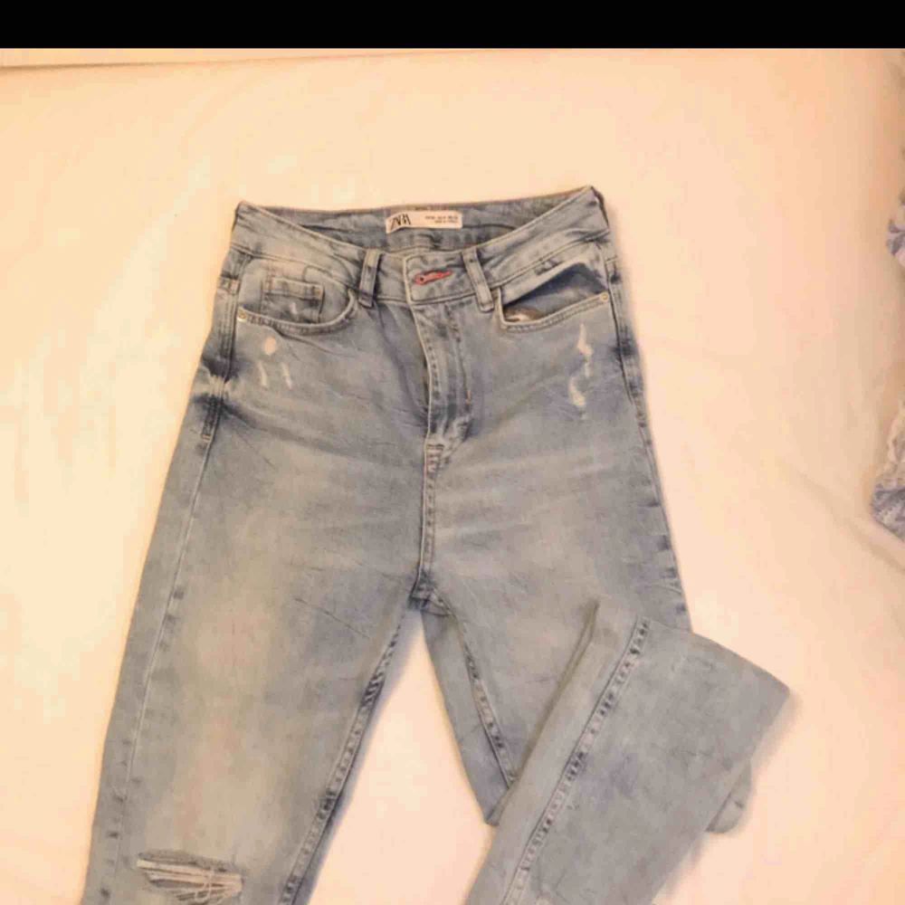 Snygga högmidjade jeans från Zara med en orange detalj runt knappen🧡 Frakt tillkommer💌. Jeans & Byxor.
