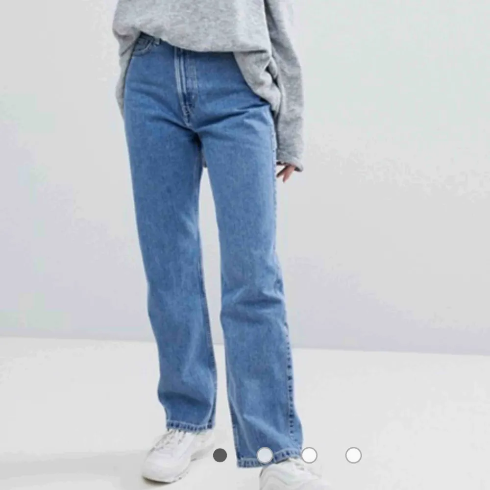 Jeans från weekday i modellen ROW i färgen sky blue. Köpta här på plick, i jättebra skick men alldeles för stora för mig!   Med frakt: 330kr ✨✨. Jeans & Byxor.