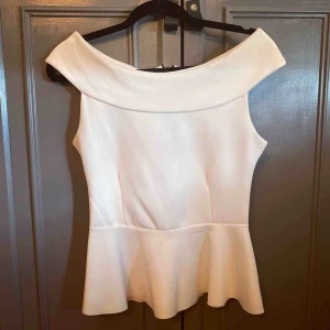  - 🌿Måste nu, pga platsbrist, sälja en stor del jättefina kläder, väskor och skor. Bra pris och mycket är i nyskick*  🌿Skickas billigt över hela Sverige (ca 18-36kr frakt) eller lämnas över i centrala Göteborg      