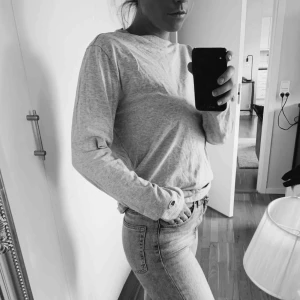  - Säljer denna snygga gråa tröja från champion i storlek S. Inköpt i butik! Det står Champion längst ner på tröjans rygg. Köparen står för frakt! 