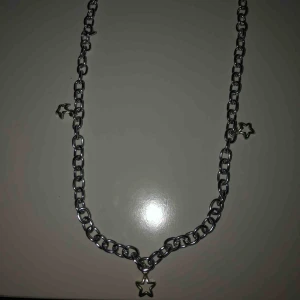  - Handgjort coolt halsband med 3st stjärnor, skriv för fler bilder, oanvänt💗 Frakt tillkommer med 11kr💗