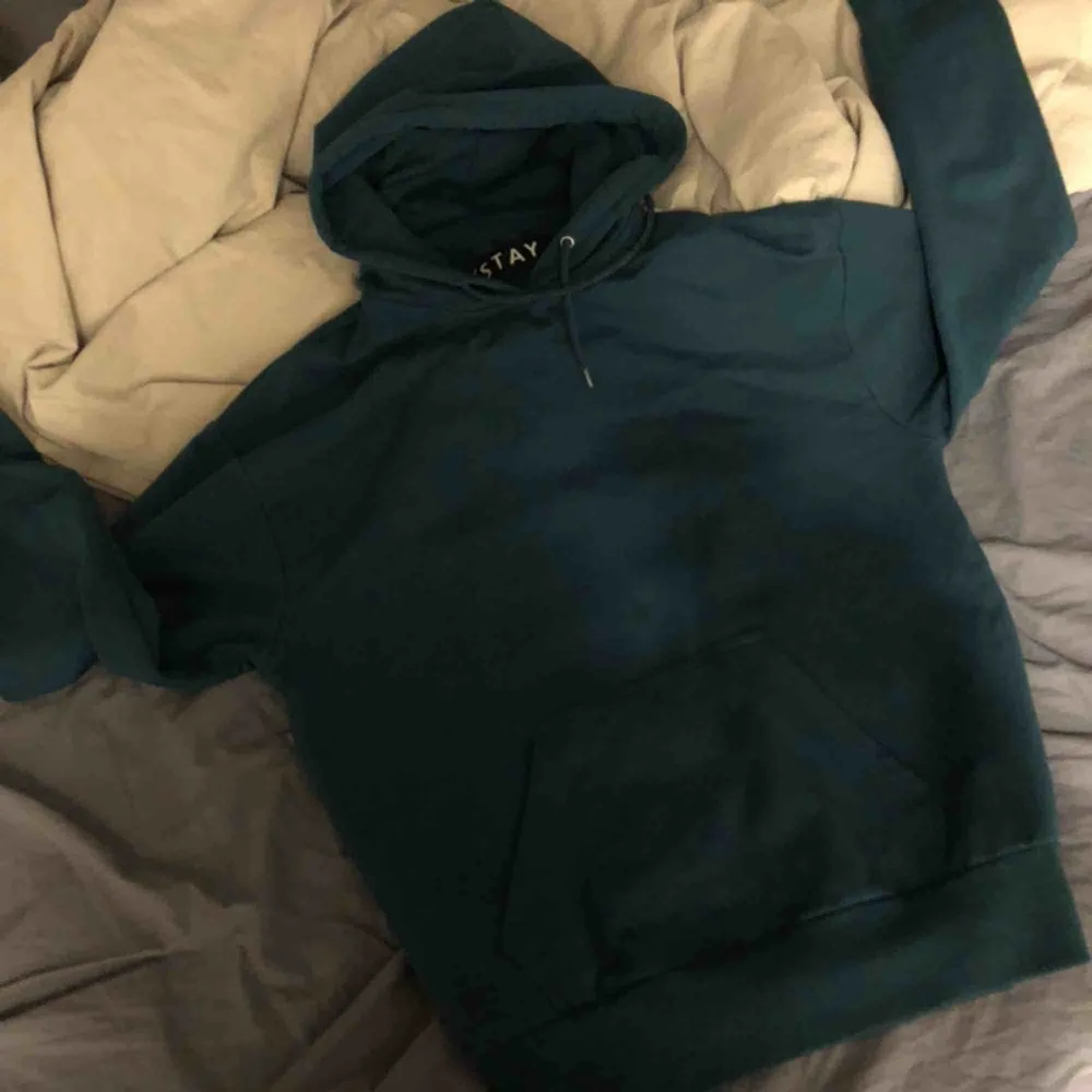 Säljer dena mörkgröna hoodie från carlings då den inte kommer till användning av mig längre... väldigt bra skick dock💞. Hoodies.