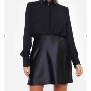  - Svart satinkjol ifrån chiquelle som är oanvänd.