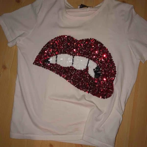  - • tröja 1 från soaked in luxuöst passar s/m 100 kr •croptop från hm passar s/m 30 kr •träningssjorts i s/xs 30 kr!