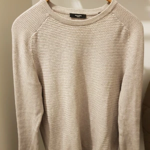 Jack and Jones stickad tröja  - Nyskick Jack and Jones stickad tröja, passar både dressat som casual. Perfekt till våren! 