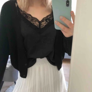  - Jätte söt cardigan från från Nakd!! 🤛🏻💕 Går att ha öppen som en kofta, eller stängd som en tröja beroende på hur man vill ha den. ✌🏼✌🏼 Fint skick och använd ett fåtal gånger! 🤪