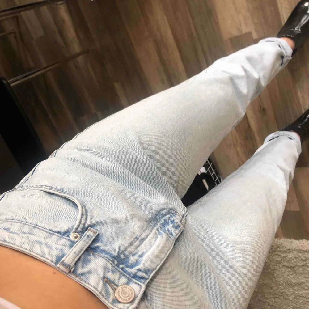 Bekvämaste, perfekta jeansen som tyvärr är för stora för mig. Supersmickrande (snygg form) på de som har 38 🌹 50 kr frakt, eller mötas upp i Gbg!. Jeans & Byxor.