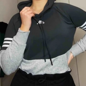  - Hoodien passar som en M. Frakt: 20kr