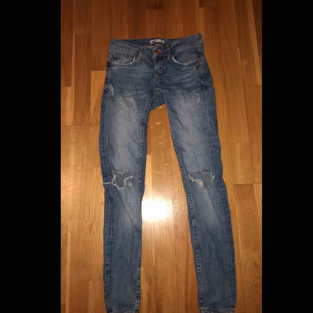 Svinsnygga jeans med hål. Jeans & Byxor.