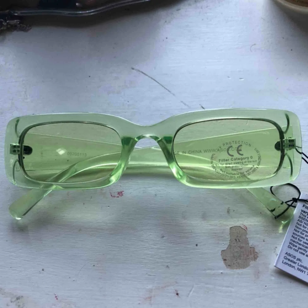 Två oanvända glasögon från asos!🦠 För ett par 50:- för båda 100:-🦋 Frakt tillkommer 🐸 skickar inga bilder på mig med glasögonen på. Passar inte i dom alls lmao!!. Accessoarer.