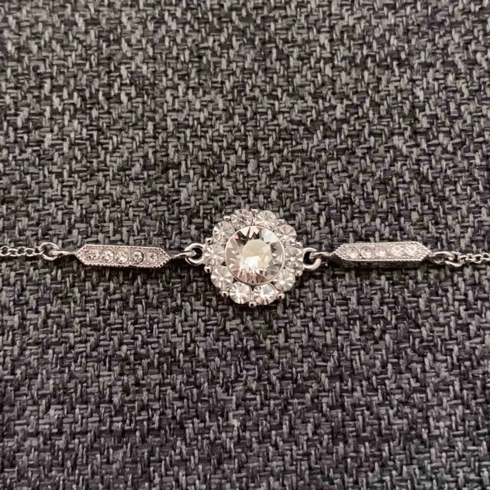 PRISET ÄR INKLUSIVE FRAKT!  Armband från Lily and Rose, aldrig använt. Justerbar storlek. Kristaller: Swarovski Färg: Silver Material: Brass . Accessoarer.