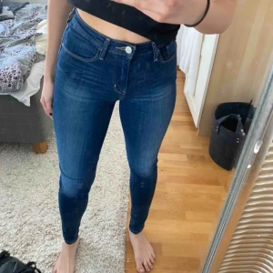  - Mörkblåa högmidjade Levi’s jeans. Väldigt bra kvalité. Det är strl 25 men passar mig som har strl 26. Köparen står för frakten 