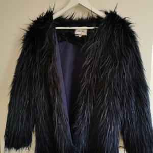 Mörkblå kappa - Riktigt mysig kappa från Dry Lake, slutsåld på deras sida. Enbart hängt i garderoben & förtjänar ett nytt hem & att bli använd ❤️❤️ Betalning via Swish. 