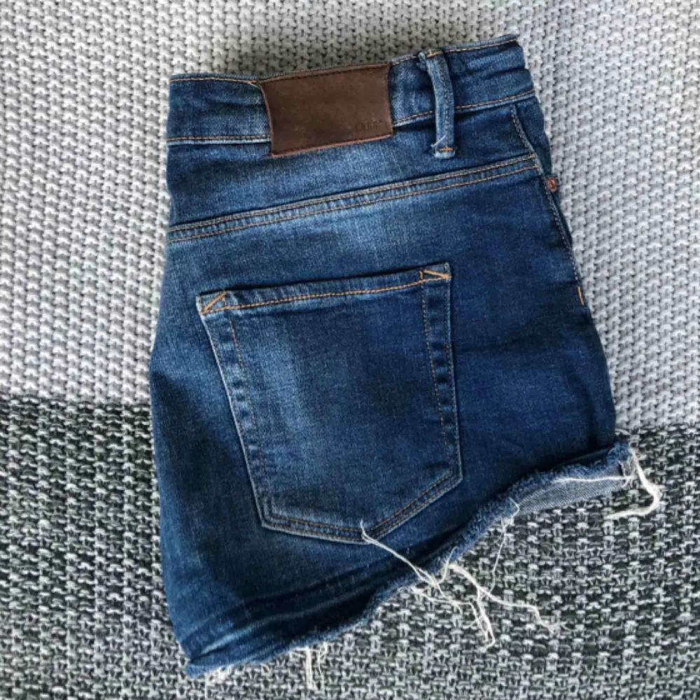 Trendiga ripped shorts i blått. Storlek är EUR 25/US 25 och kan jämföras med Small.. Shorts.