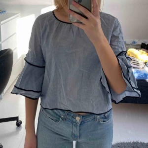  - Blus med halvlånga trumpet/volang ärmar från Zara